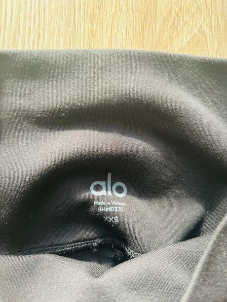 Krásne 7/8 legíny značky alo yoga, pc 104 eur, xs