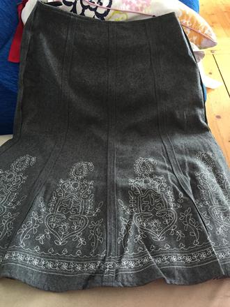 Hrubšia vysivana sukna, 42