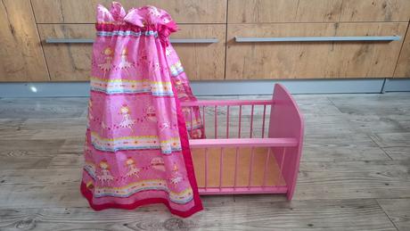 Postieľka pre bábiky,
