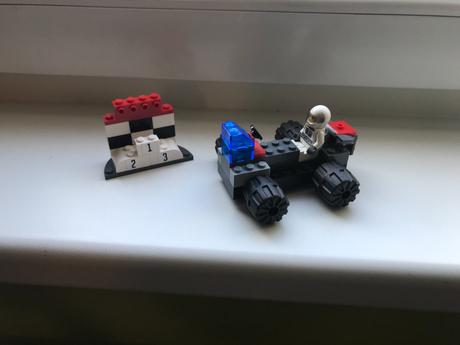 Lego-pretekarske auto 8 cm+pretakar + schodik,