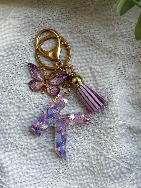 Ručne vyrobené živicové kľúčenky, 