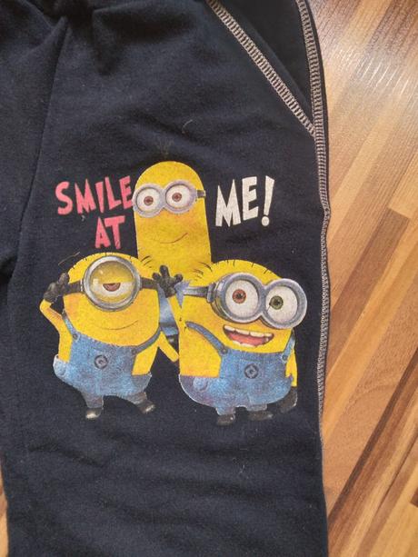 Tepláky s mimoňmi, 98