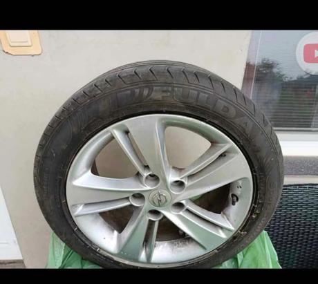 Predám letné pneamatiky  225/50 r17 + snímač, 