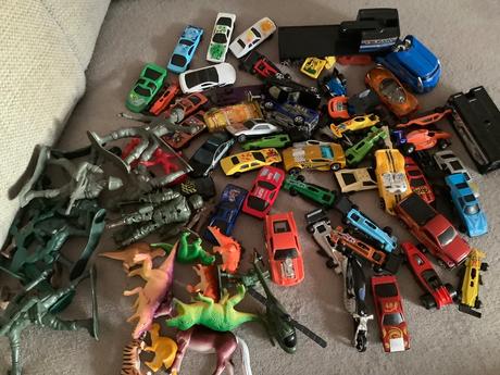 Veľká kopa rôznych auticiek a iného,