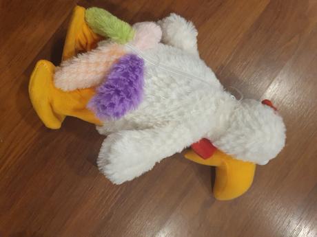 Plyšový kohútik, sám stojí, 