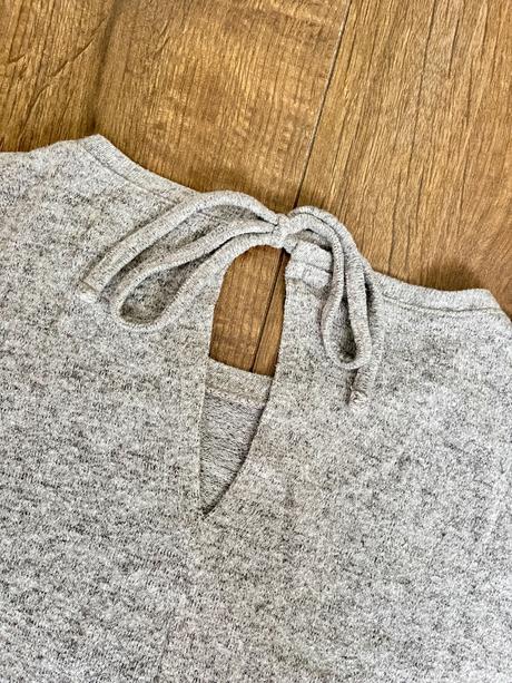 Dámsky sivý sveter s čipkou a viazaním na chrbte, reserved,s