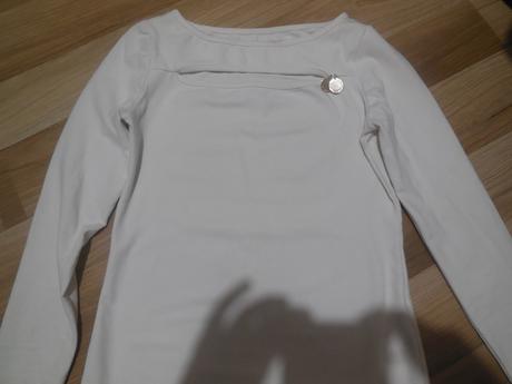 Biely top pri prsiach s mensim vystrihom, s