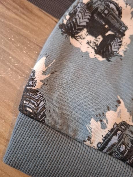 Mikina s monstertuckom, tesco,122