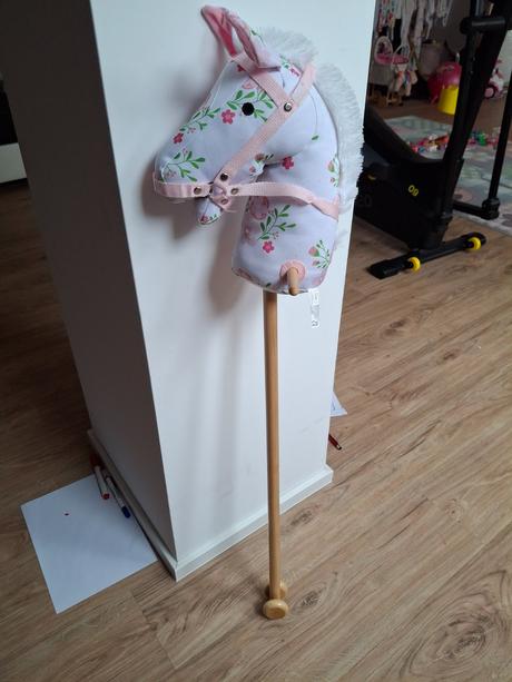 Konik na drevenej tyči, 