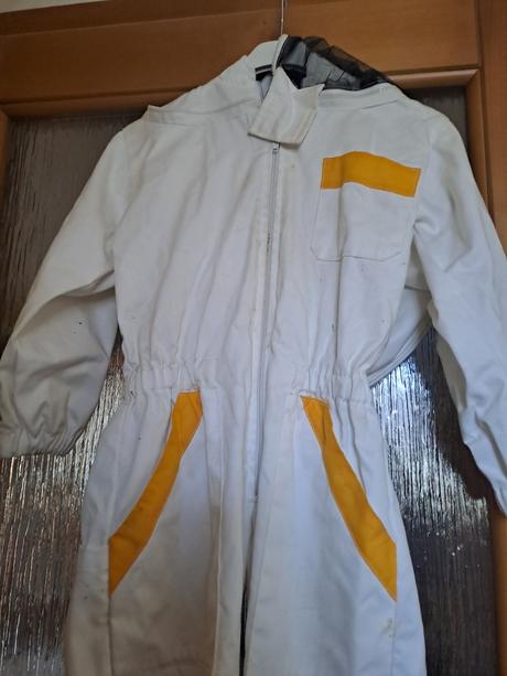 Kombinéza ku včelám, 122