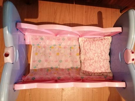 Postieľka pre bábiky, 