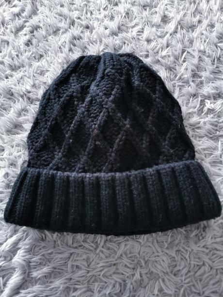 Čierna pletená čiapka,