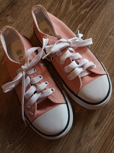 Tenisky na telesnú výchovu, 32