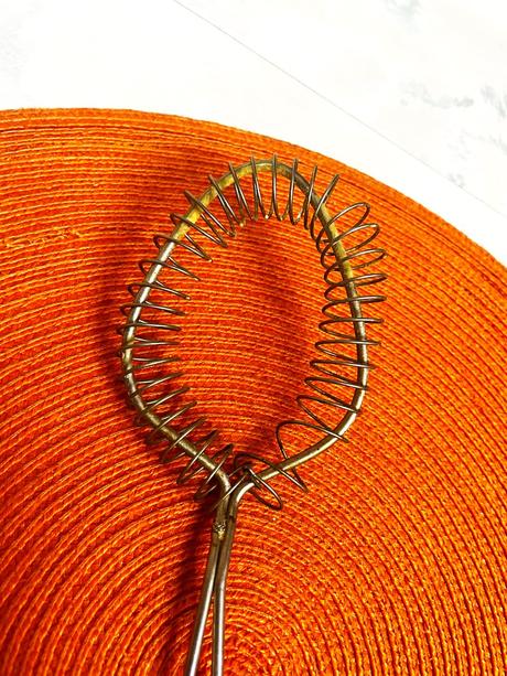 Špirálovitá vintage stará habarka/šľahač, 