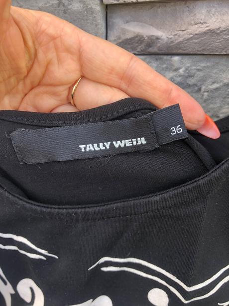 Obtiahnuté šaty, 36