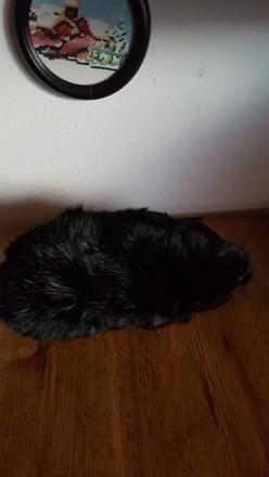 Ciapka z pravej kozusiny ,cierna,pouzita dvakrat, xl