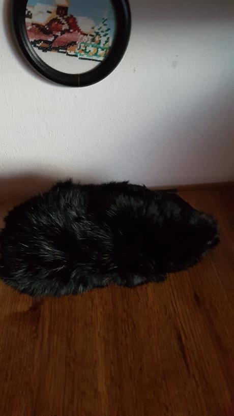 Ciapka z pravej kozusiny ,cierna,pouzita dvakrat, xl