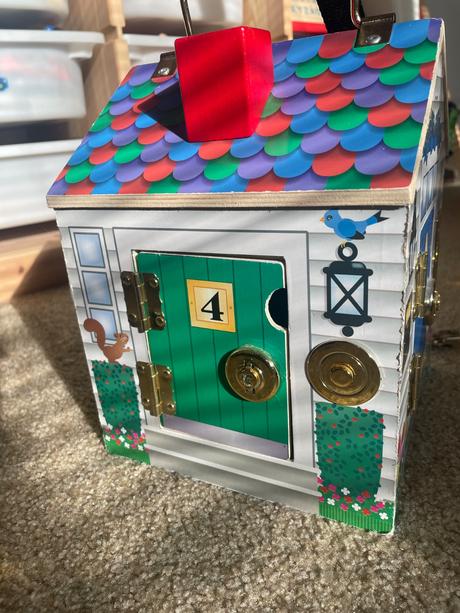 Drevený domček s kľúčmi mellisa&doug, 