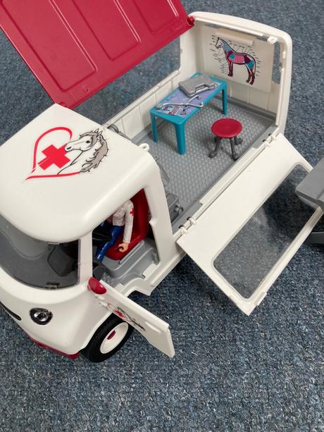 Schleich 42370 mobilná veterinárna klinika s kobyl,