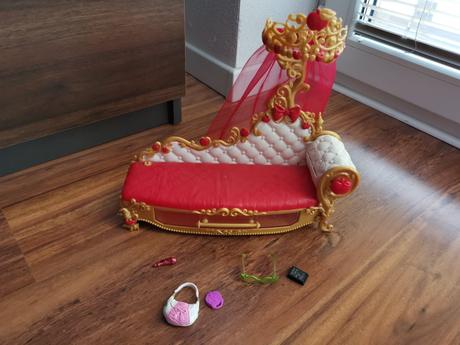 Posteľ pre bábiky monsterky a doplnky, 