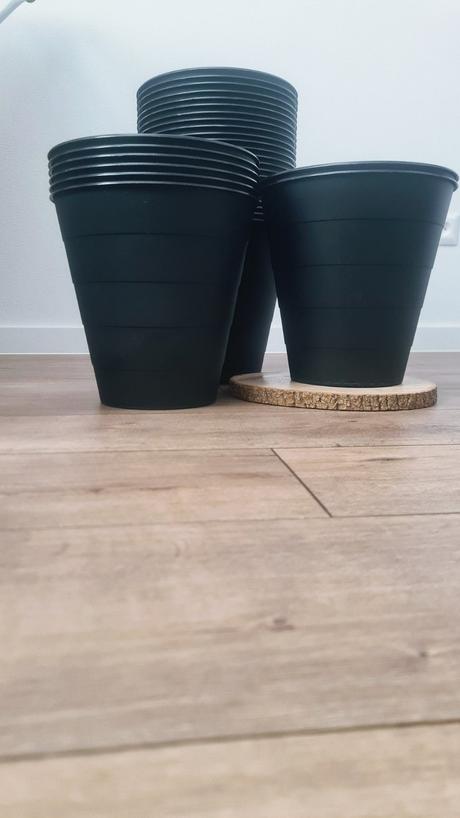 Plastový vysoký kvetináč s prúžkami 27.5cm, 