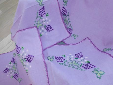 Set obrusov fialová hrozno, ručne vyšitý, 