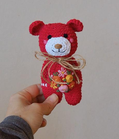 Macko s vyšívanými kvietkami 14cm - rôzne farby, 