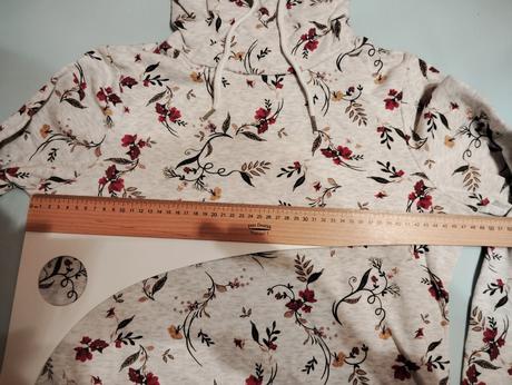 Mikina s kvetinkami, 38