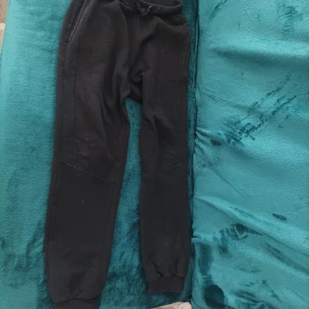 Čierne prešívané tepláky, 158