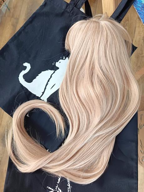 Dlhá blond parochňa,