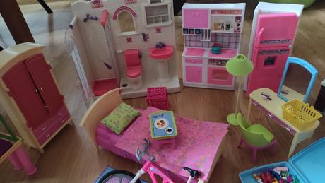 Barbie nábytok + bábiky barbie, 