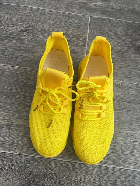 Žlté tenisky, 37