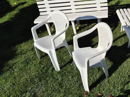 Biele plastove stoličky,