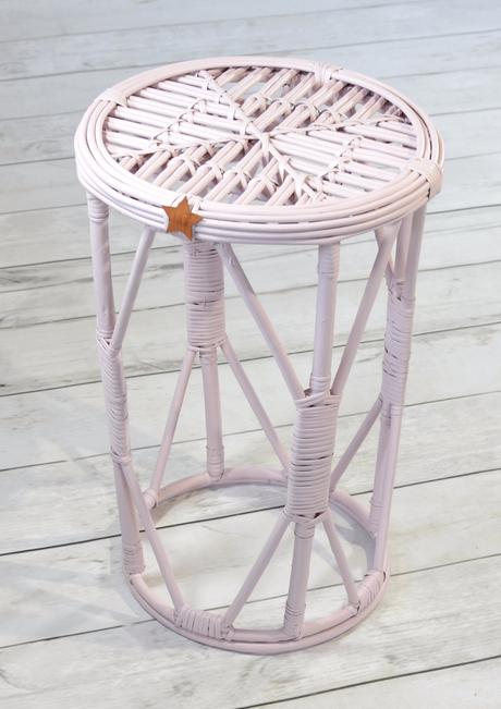 Prútený nočný stolík,