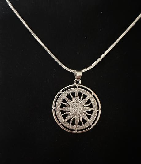 Medailón symbol slnka,