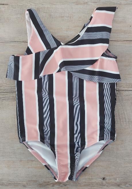 Rúžové pásikavé plavky, 104