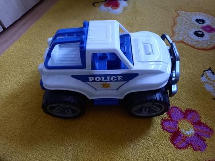 Veľké policajne auto,