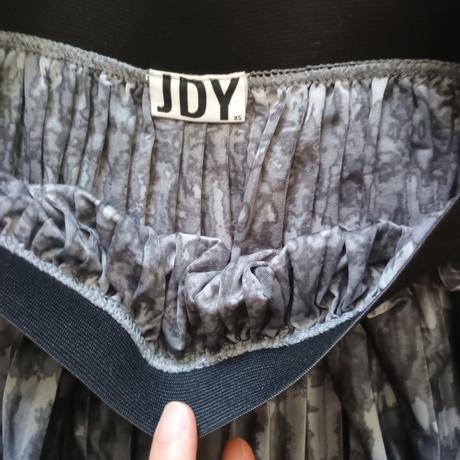 Batikovaná sukňa tesne pod kolená značka jdy, xs, xs