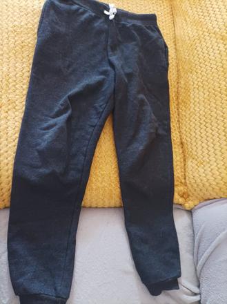 Tmavo šedé tepláky, 134