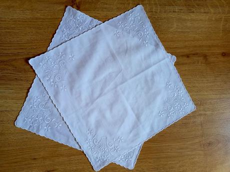 Vyšívané biele vreckovky, 
