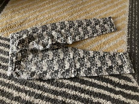 Maskáčové tepláky, sinsay,140