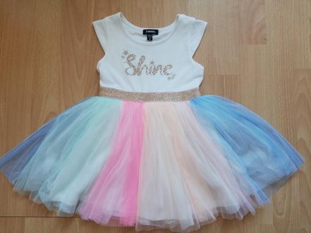 Šaty s duhovou sukňou, 98