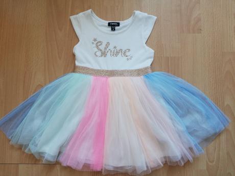 Šaty s duhovou sukňou, 98