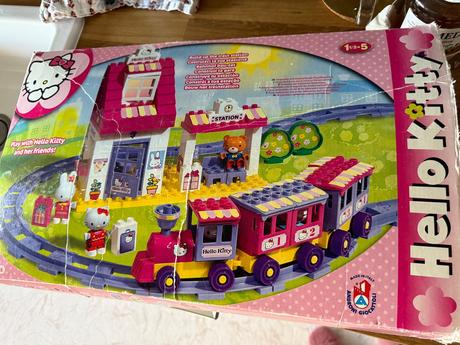Stavebnica hello kitty vláčiky a koľajnice,