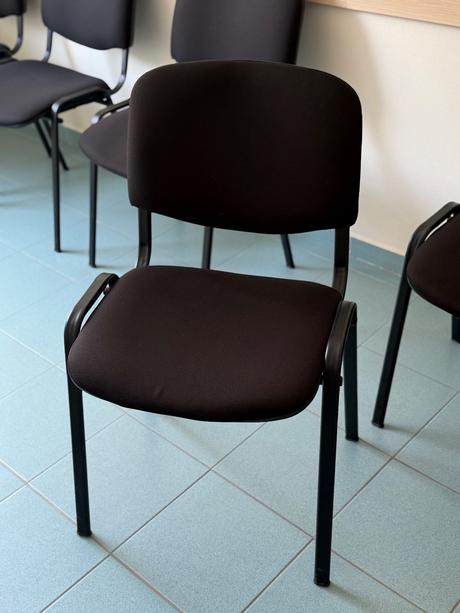 7x čalúnené konferenčné stoličky, 