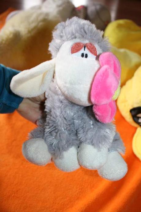 Plyšova ovečka s kvietkom,