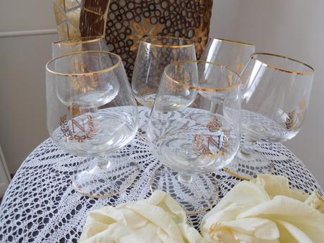 Retro napoleonky so zlatým lémom a erbom top stav, 