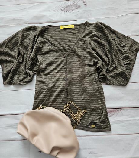 Pekný lahučký sveter, s