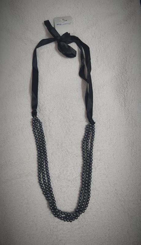 Čierny náhrdelník s korálkami,
