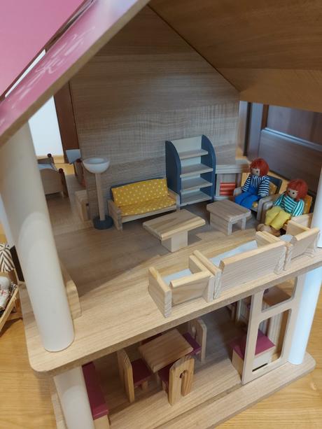 Drevený domček pre bábiky s príslušenstvom, 